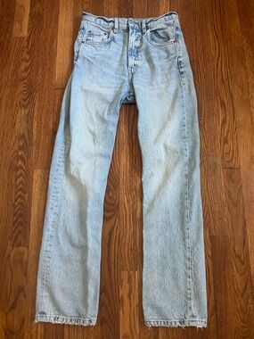 Zara Women’s Straight Jeans — Light Blue Wash